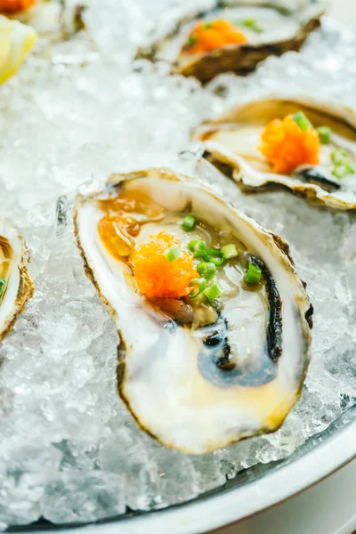 Cáscara de ostra cruda y fresca con limón — Foto de Stock