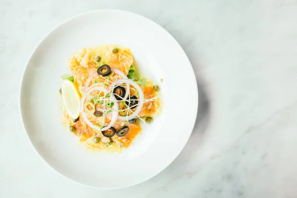 Carpaccio di salmone crudo e fresco — Foto Stock