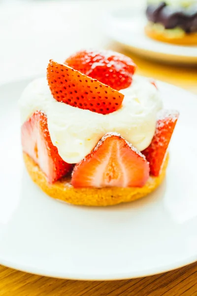 Dessert sucré avec tarte aux fraises — Photo