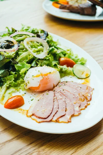 Viande de canard avec salade de légumes — Photo