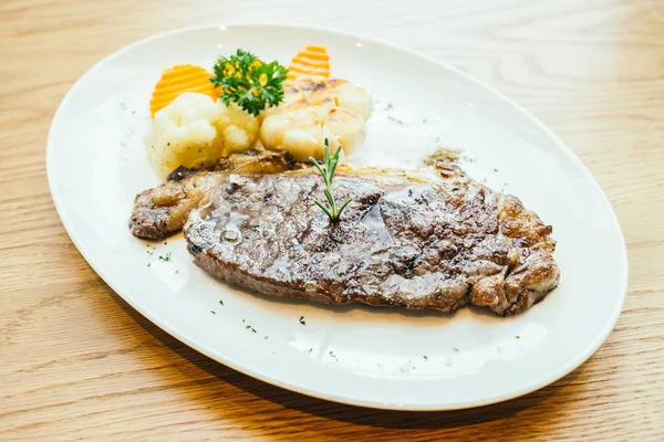 Bife de carne de vaca grelhada com legumes — Fotografia de Stock