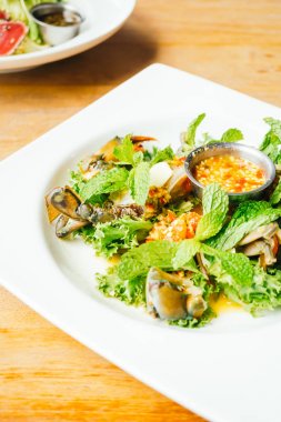 Baharatlı ham yengeç et deniz ürünleri