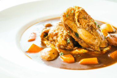 Kırmızı şarap soslu kızarmış tavuk