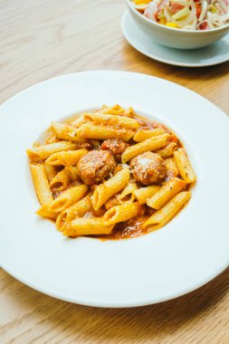 Köfte makarna sosu ile