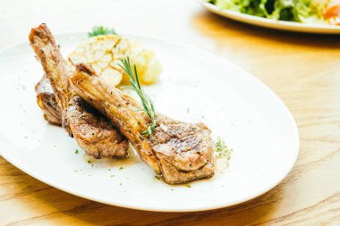 Izgara kuzu eti chop biftek