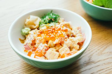 Sashimi pilav kasesi