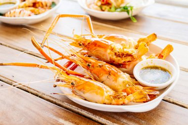 Baharatlı deniz ürünleri soslu ızgara karides