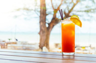 Plaj ve deniz arka plan cam içme buzlu kokteyller