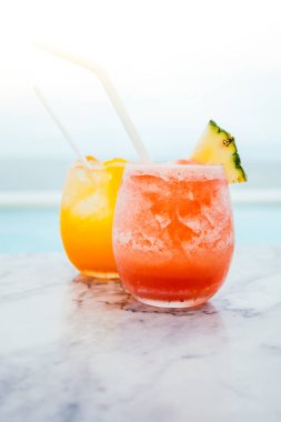 İçki kokteyl cam buzlu