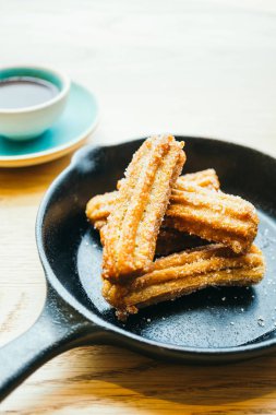 Tatlı Churros çörek çikolata soslu kızarmış