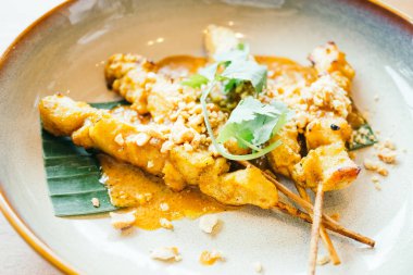 Izgara tavuk eti satay 