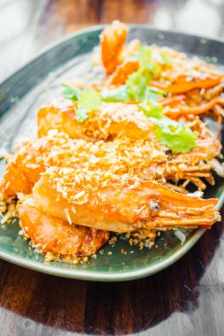 Plaka sarımsaklı kızarmış karides