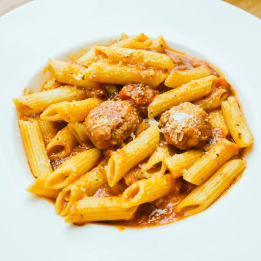 Köfte makarna sosu ile