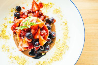 Karışık berry meyve beyaz plaka ile Pancakes
