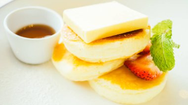 Şekerli tatlı krep tereyağı ve çilek ile 