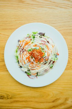 Deniz ürünleri sashimi salata