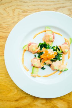 Ton balığı rulo Avokado salatası ile