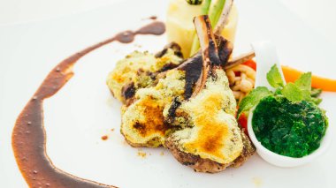 Izgara kuzu eti biftek