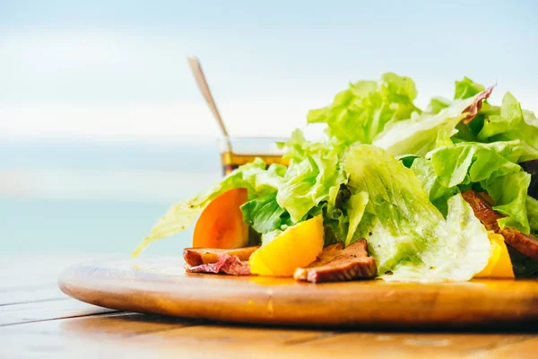 Izgara ördek göğsü sebze salatası ile — Stok fotoğraf