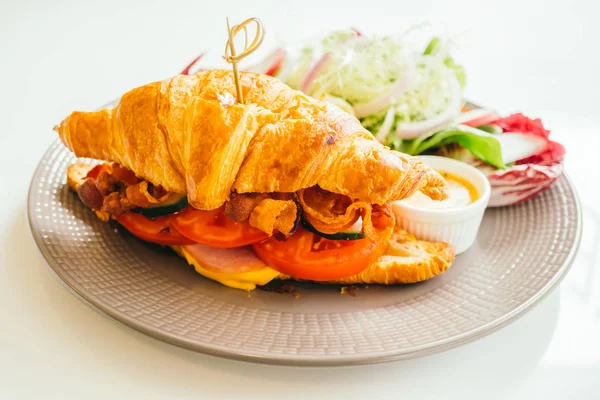Prato de pequeno-almoço com ovos mexidos e sanduíche de legumes e croissant com queijo crocante bacon ham dentro - Processamento de filtro de cor — Fotografia de Stock
