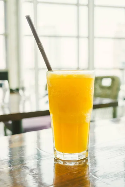 오렌지 주스 에 절인 설탕 이 식탁 위에 놓여 있는 유리 - 색채 필터 가공 과정 — 스톡 사진
