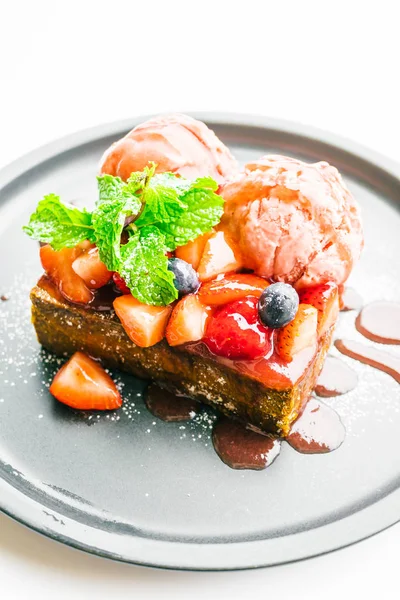 Postre dulce con tostadas de miel con fresa y mermelada — Foto de Stock