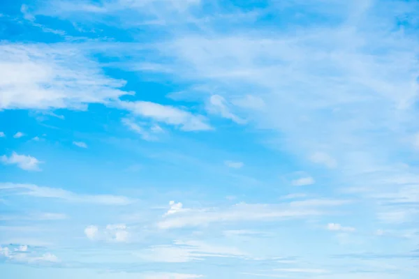 Witte wolk op blauwe lucht — Stockfoto