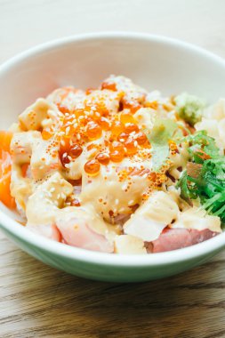 Sashimi pilav kasesi