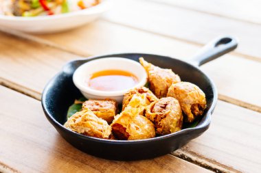 Derin kızarmış Yengeç rulo