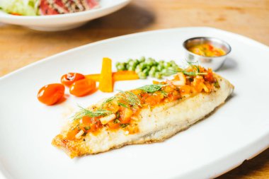 Soslu ızgara levrek Balık eti