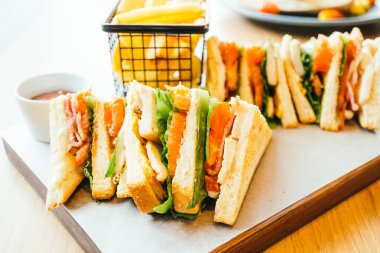 Tavuklu sandviç ve kahvaltı için patates kızartması sebze