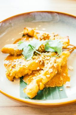 Izgara tavuk eti satay soslu tatlı - Tay gıda stil, renk filtresi işleme