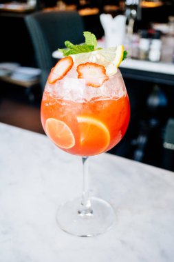 Çilek tutku meyve kokteyl cam içme