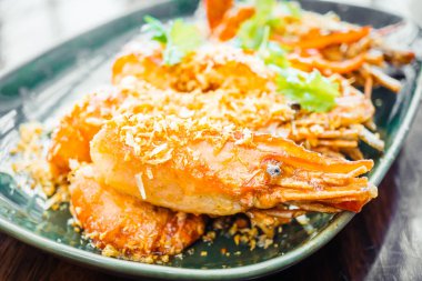 Plaka sarımsaklı kızarmış karides