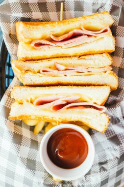 Sandviç jambon peynir ve patates kızartması ve domates sosu ile