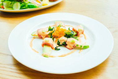 Ton balığı rulo Avokado salatası ile