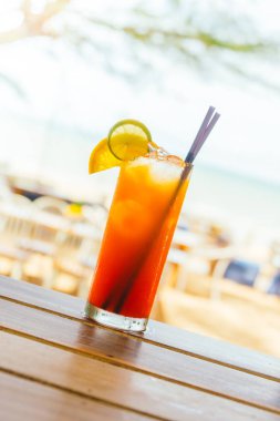 Plaj ve deniz arka plan cam içme buzlu kokteyller