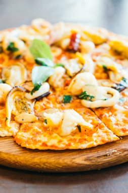 Baharatlı deniz ürünleri pizza