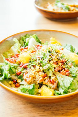 Izgara tavuk sebze ve nar, meyve salatası ile