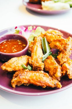 Kızarmış tavuk kanadı.