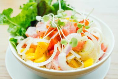 Sebze salata ile ham ve taze orkinos