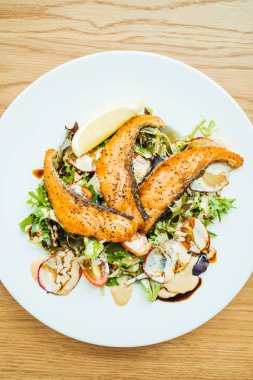 Izgara somon fileto etli sebze salatası