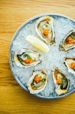 Ham ve taze istiridye kabuğu limon ile