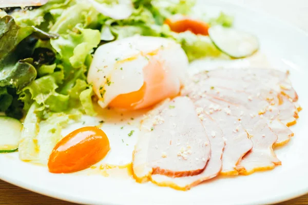 Viande de canard avec salade de légumes — Photo