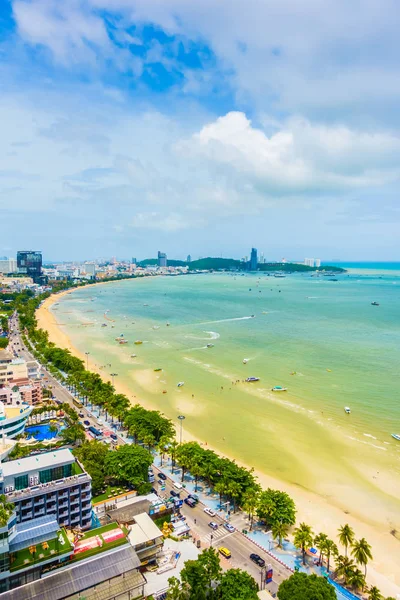 Bellissimo paesaggio della città di Pattaya in Thailandia con spiaggia e mare sul cielo blu — Foto Stock