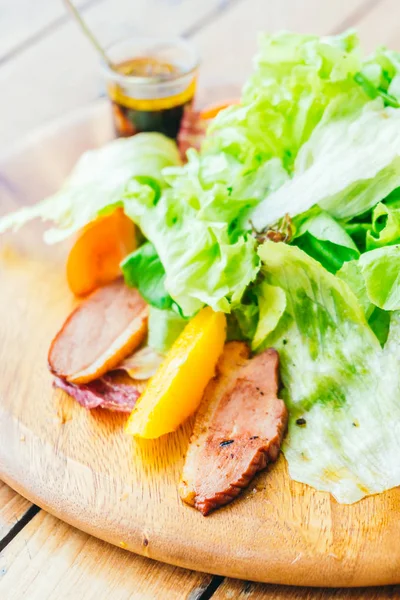 Poitrine de canard grillée avec salade de légumes — Photo