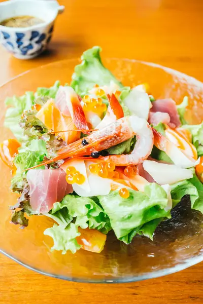 Ham taze sashimi ile sebze salatası - Japon yemekleri stil, renk filtresi işleme
