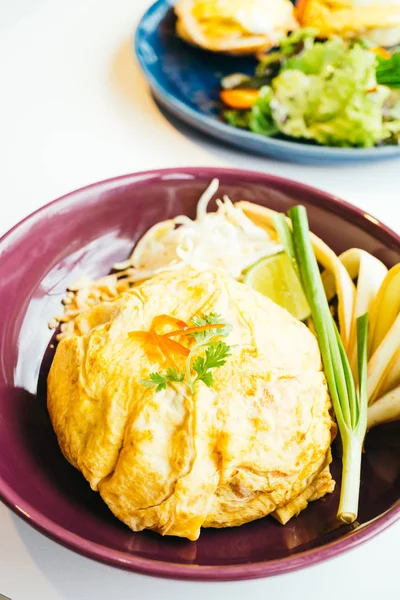 Telur bungkus pad thai mie — Stok Foto