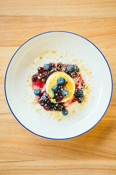 Şekerli tatlı krep yaban mersini ve beyaz tabak - renk filtresi işleme sos ile