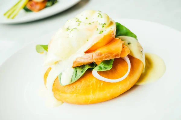 Pane ciambella con salmone affumicato e uovo benedetto — Foto Stock